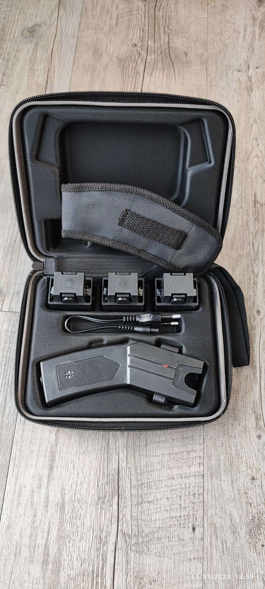 80KV Handheld Stungun with Projectiles and Alarm - Powerful Self-Defense Device - Electromann SA
