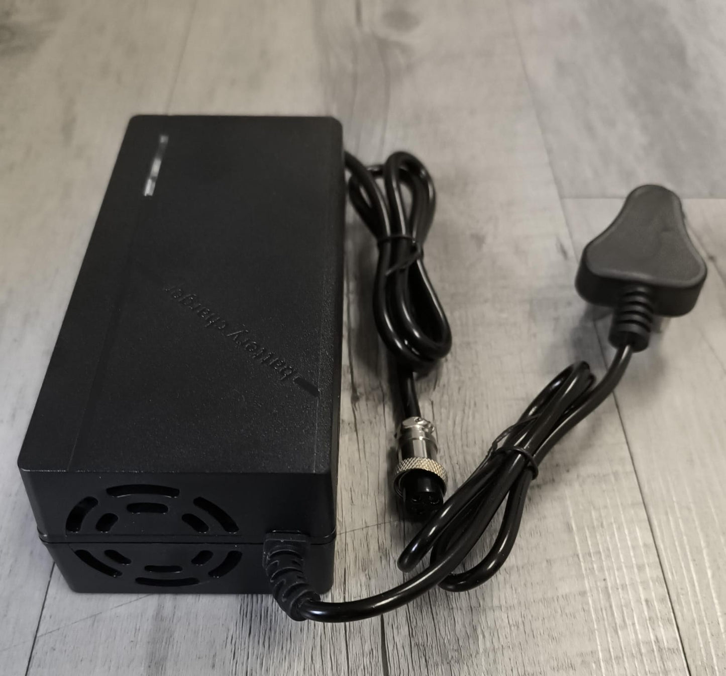 ETN-888 14.6v DC 10Amp 150watt Intelligent Lithium Battery Charger for Electric Scooters - Electromann SA