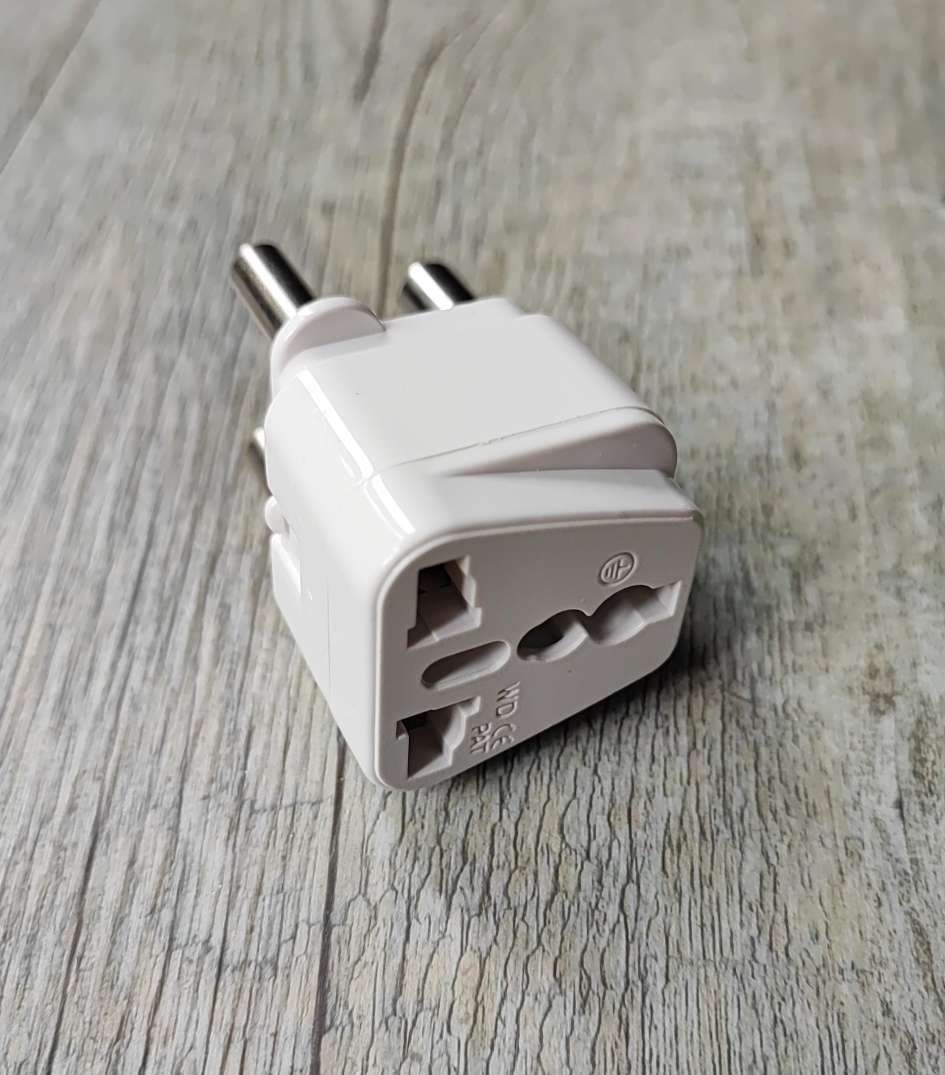 Universal 250v 15A Travel Adaptor - Compact and Versatile Travel Accessory