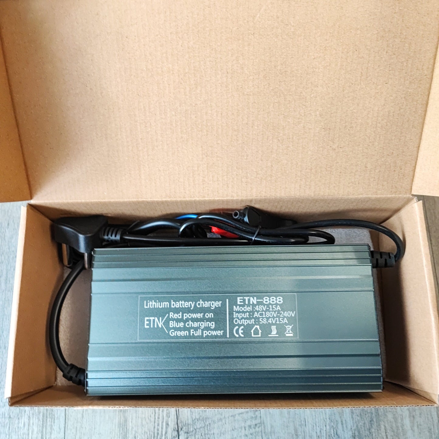 ETN-888 58.4vDC 15Amp Intelligent Lithium Battery Charger - Electromann SA