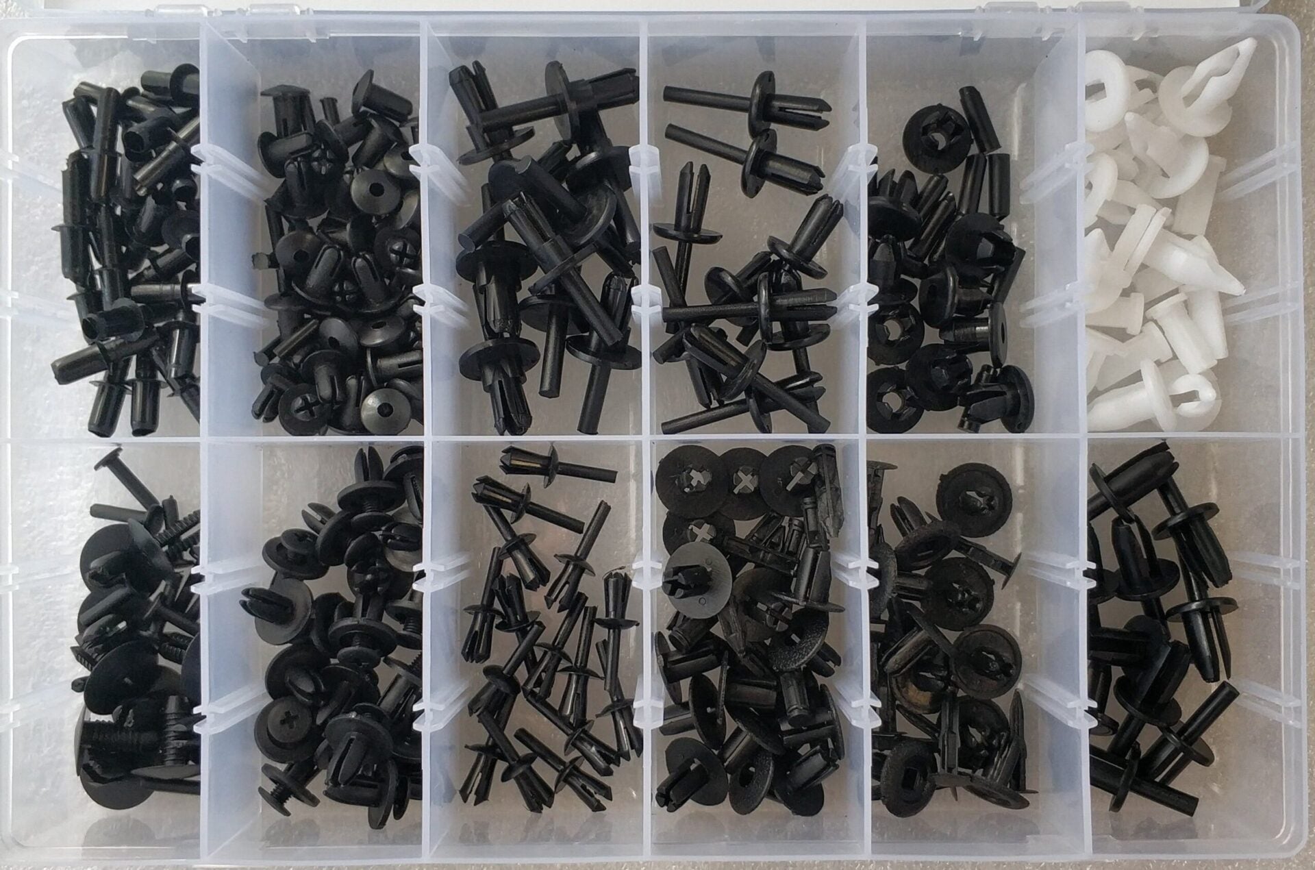 196 pcs 12 Types Plastic Car Body Push Pin Fastener Clip Kit - Electromann SA