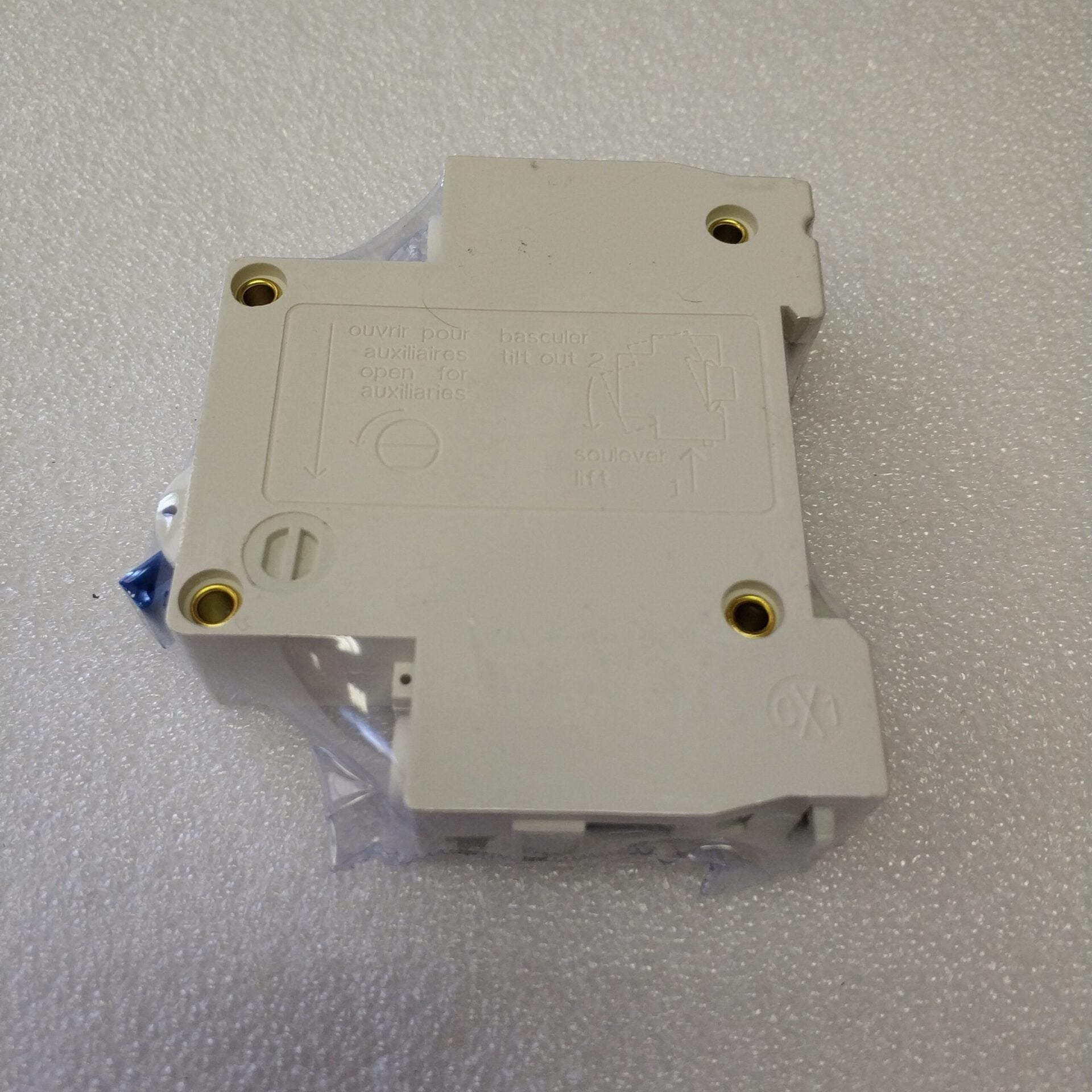 AUSMA DZ47-63 1Pole 32Amp DIN Rail Circuit Breaker - Reliable Circuit Protection - Electromann SA