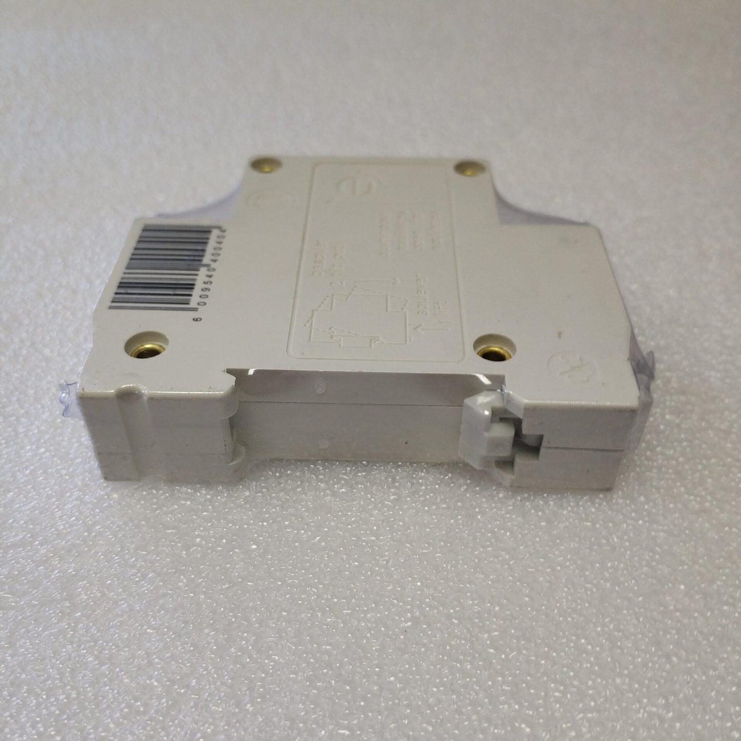 AUSMA DZ47-63 1Pole 32Amp DIN Rail Circuit Breaker - Reliable Circuit Protection - Electromann SA