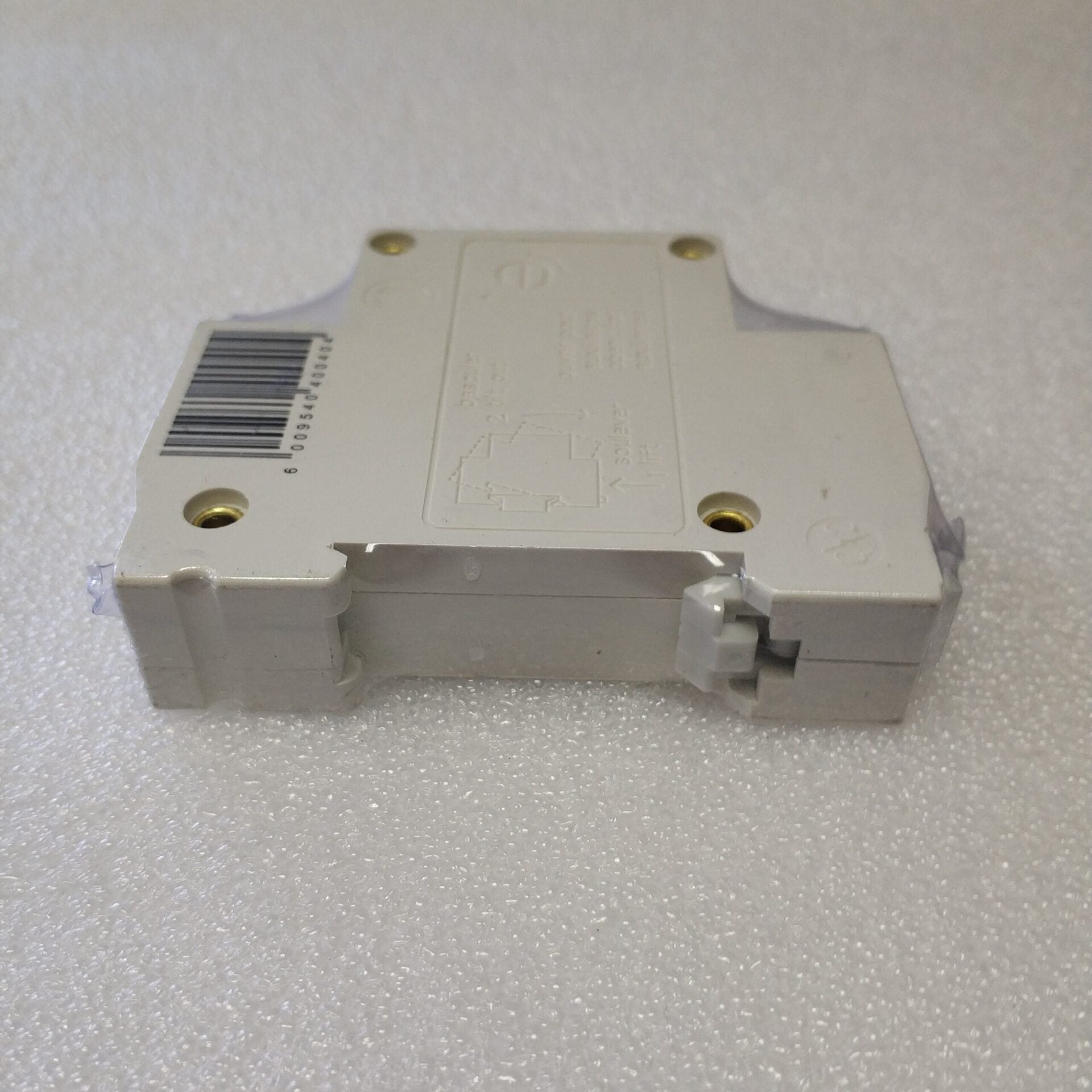 AUSMA DZ47-63 1Pole 32Amp DIN Rail Circuit Breaker - Reliable Circuit Protection - Electromann SA