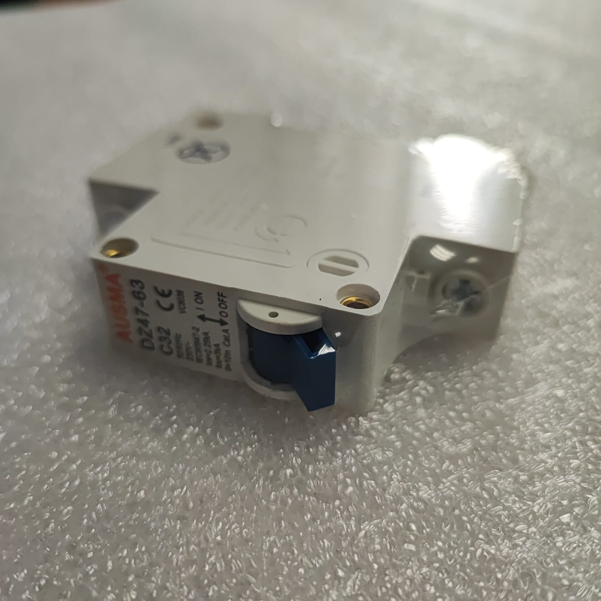 AUSMA DZ47-63 1Pole 32Amp DIN Rail Circuit Breaker - Reliable Circuit Protection - Electromann SA