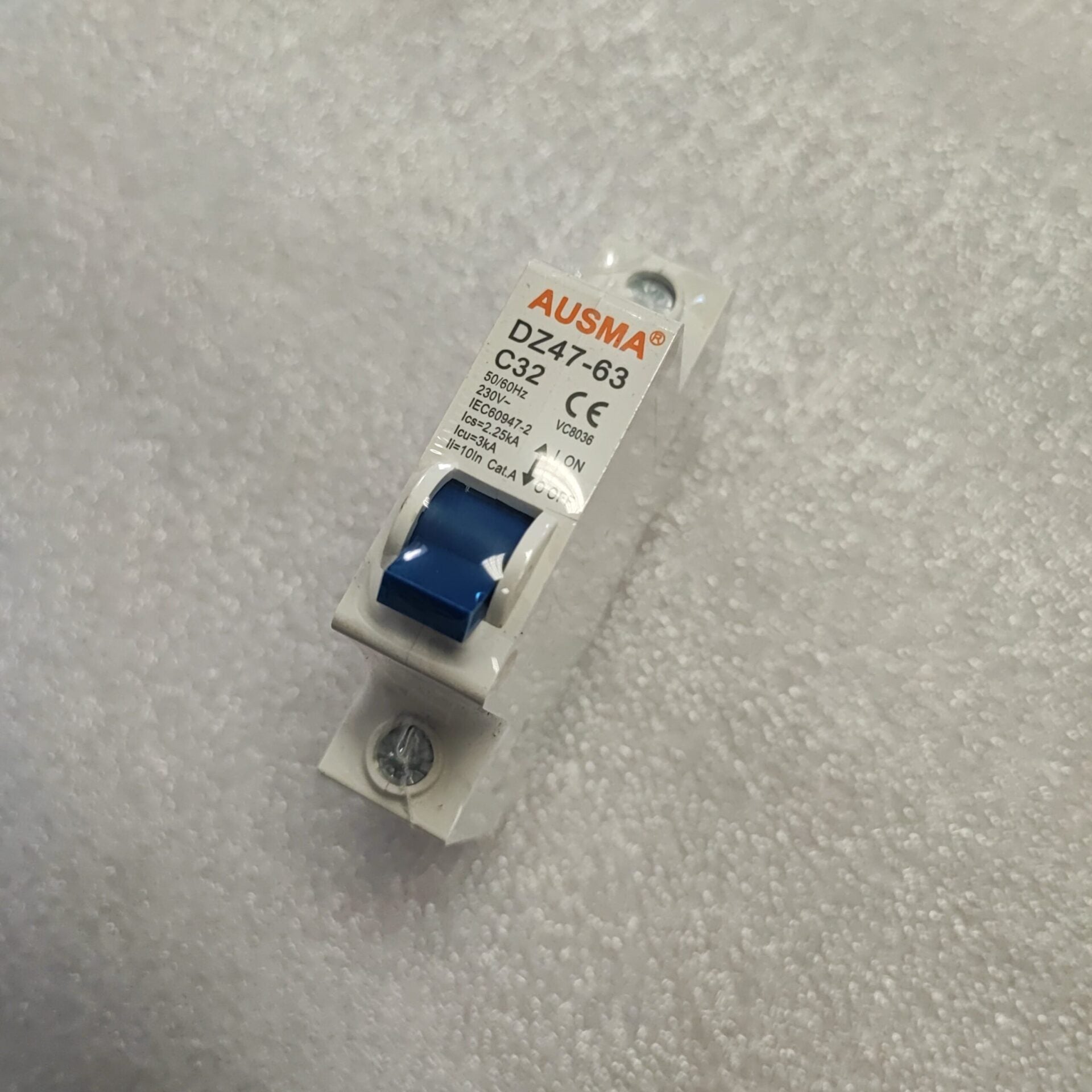 AUSMA DZ47-63 1Pole 32Amp DIN Rail Circuit Breaker - Reliable Circuit Protection - Electromann SA