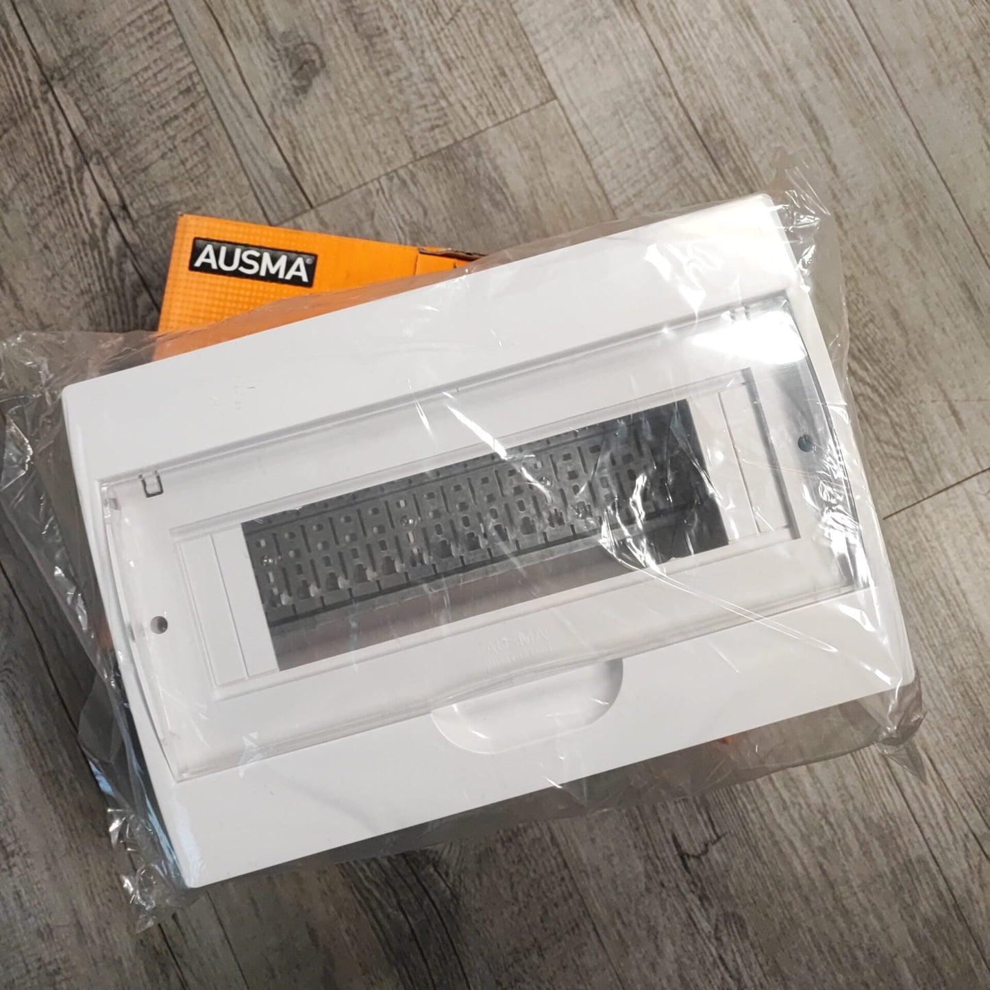 Efficient and Compact AUSMA 14-18way Surface Mount Mini Rail Distribution Board - Electromann SA