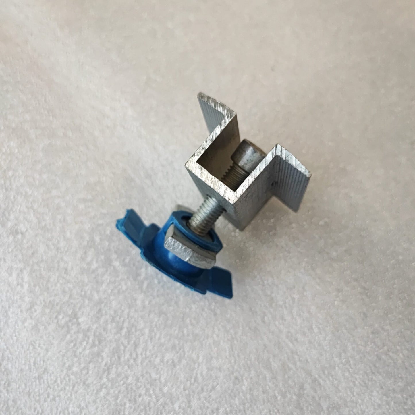 Secure and Adjustable 50mm Solar Panel Mid Clamp Mount for Strong Installation. - Electromann SA