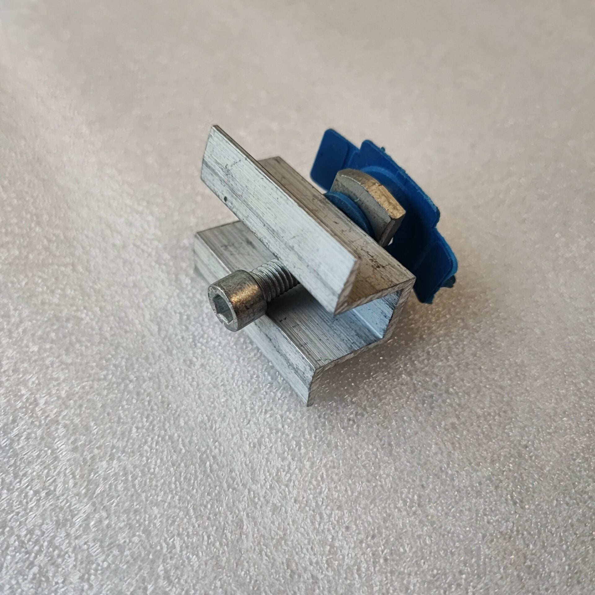 Secure and Adjustable 50mm Solar Panel Mid Clamp Mount for Strong Installation. - Electromann SA