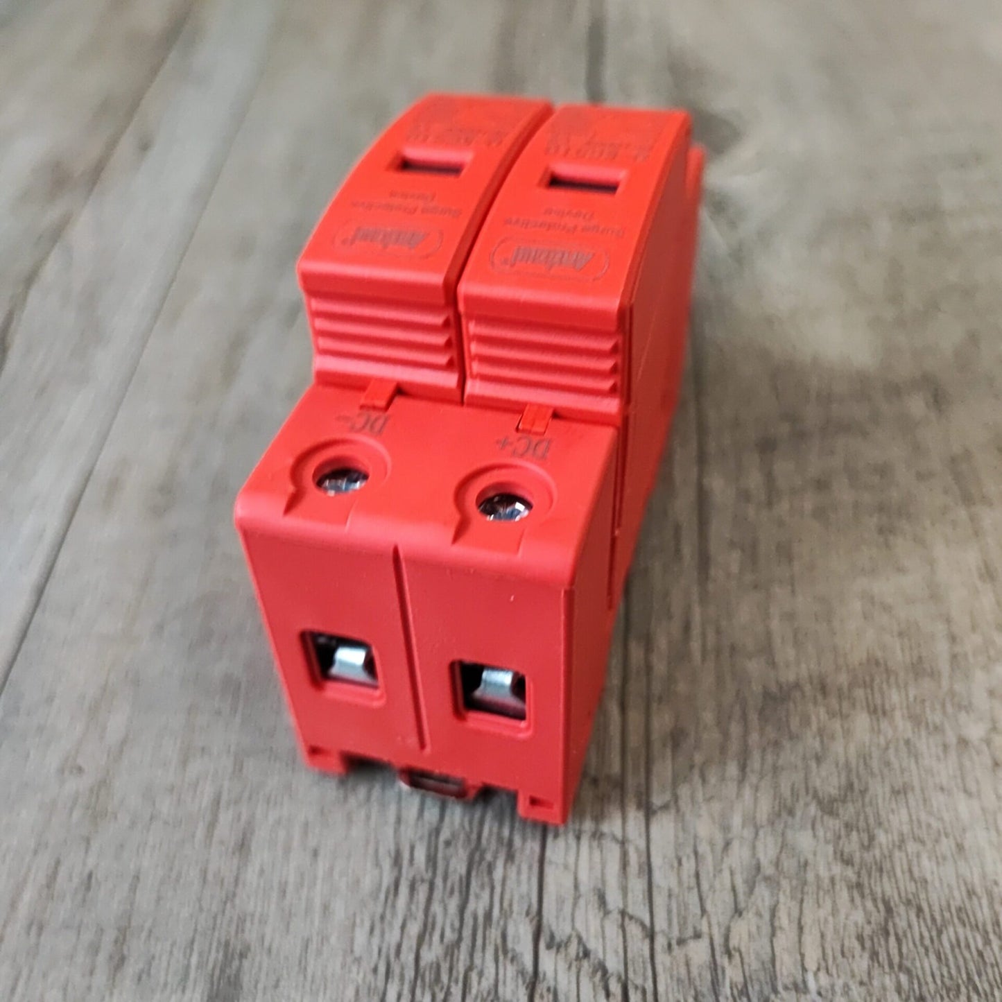 Andowl Q-KG510 2Pole DIN Rail DC 1000v Surge Protector – Reliable Protection for Electrical Systems - Electromann SA