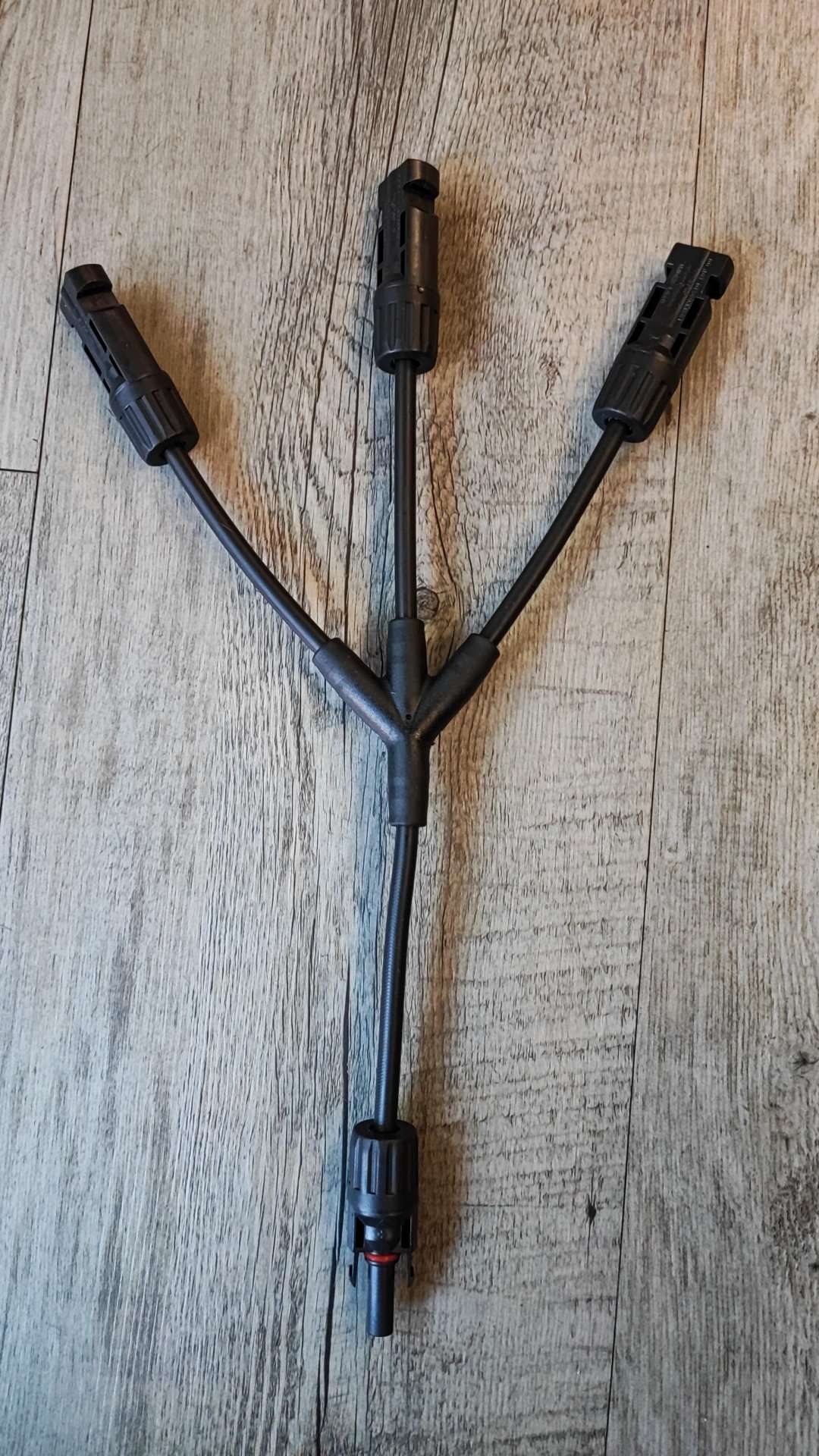 Expand Your Solar System with the 1 to 3 Solar Panel Y Connector and Splitter Set - Electromann SA