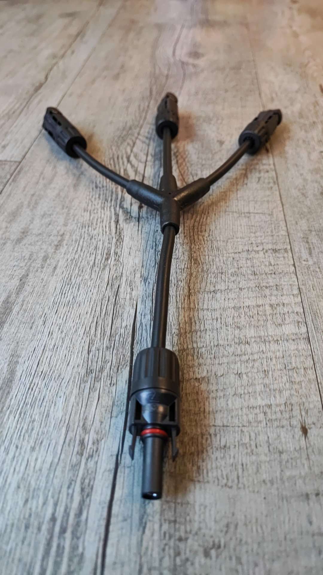 Expand Your Solar System with the 1 to 3 Solar Panel Y Connector and Splitter Set - Electromann SA