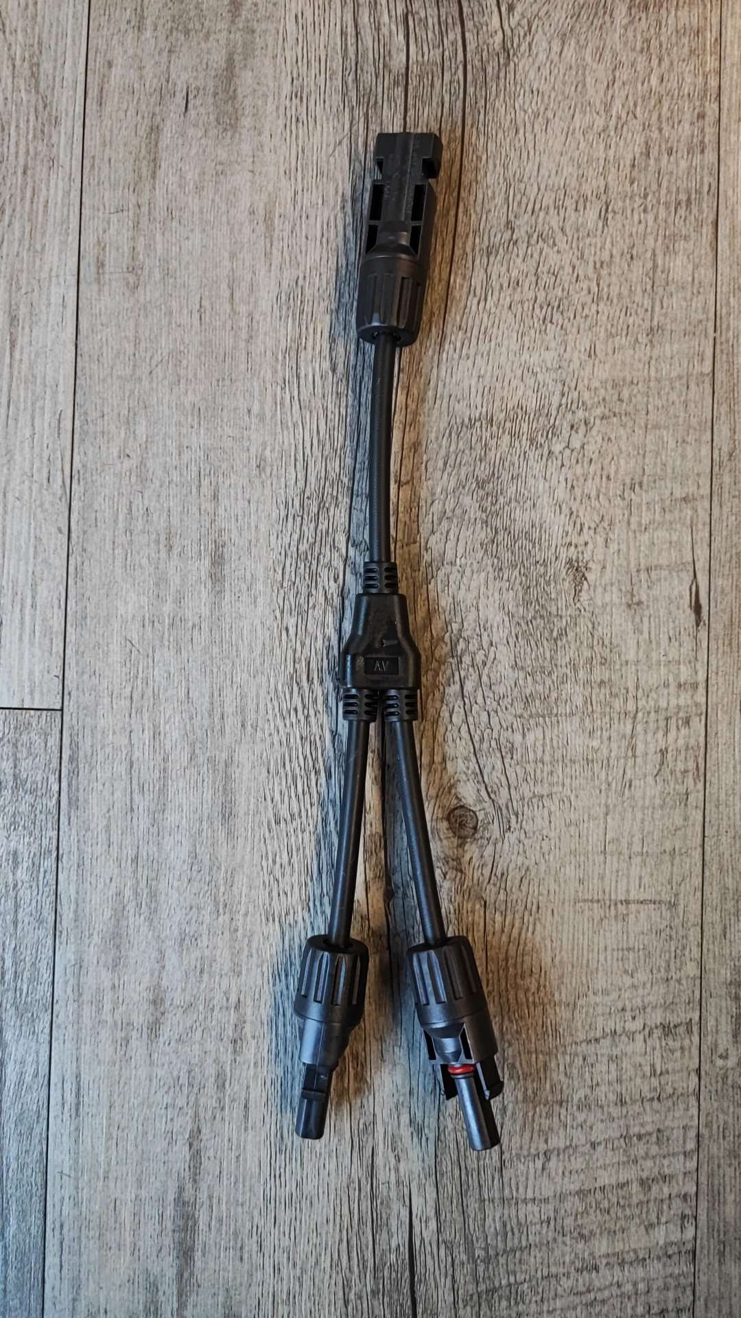 Enhance Your Solar Panel System with the 1 to 2 Solar Panel Y Connector and Splitter Set - Electromann SA