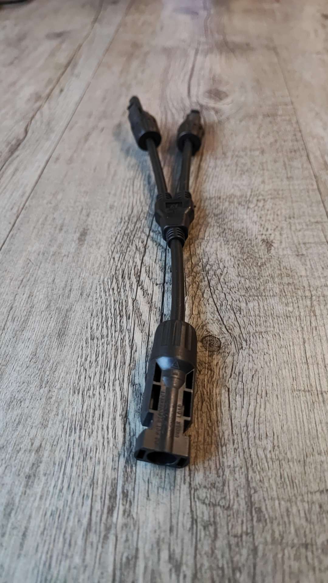 Enhance Your Solar Panel System with the 1 to 2 Solar Panel Y Connector and Splitter Set - Electromann SA