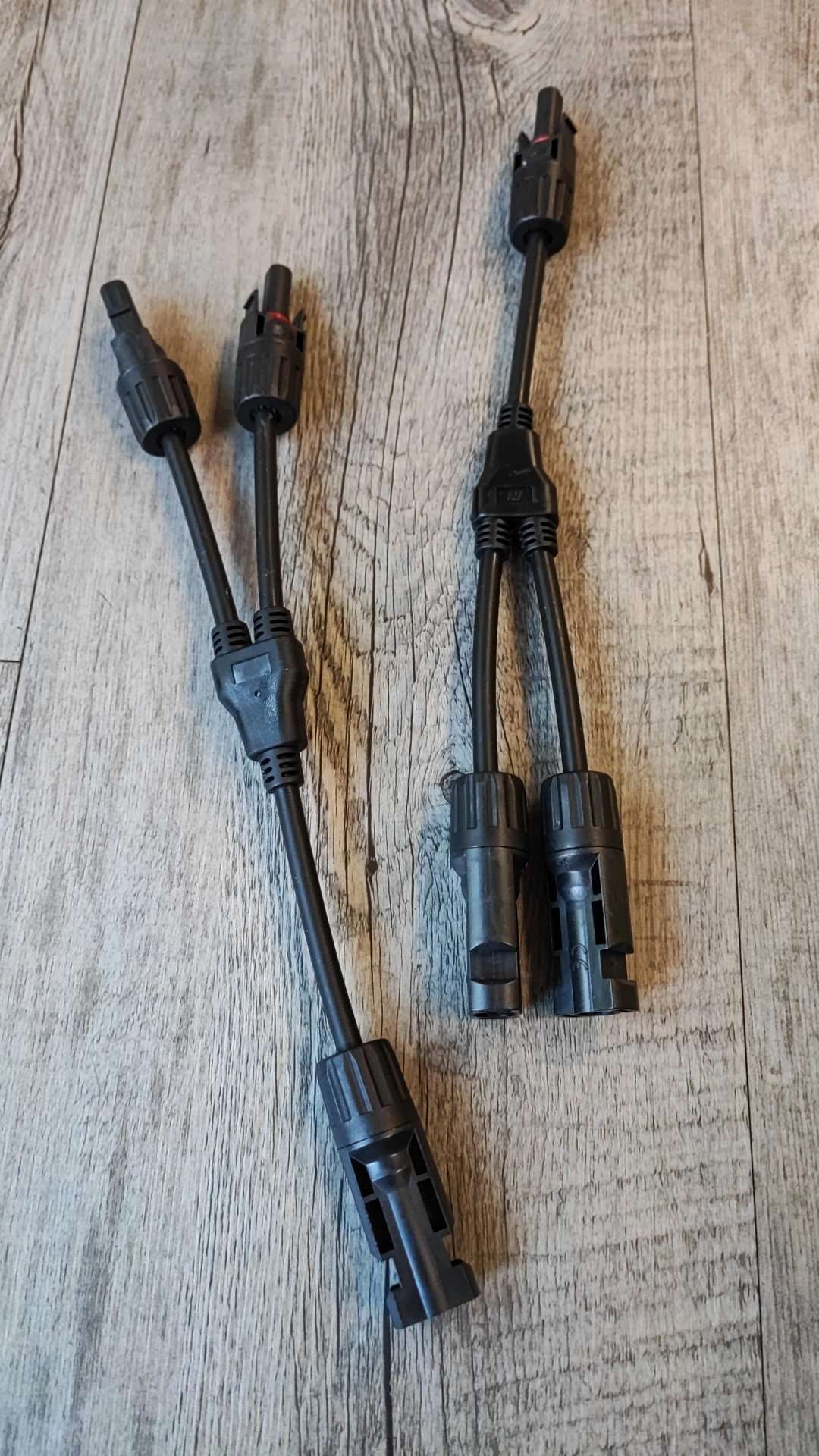 Enhance Your Solar Panel System with the 1 to 2 Solar Panel Y Connector and Splitter Set - Electromann SA