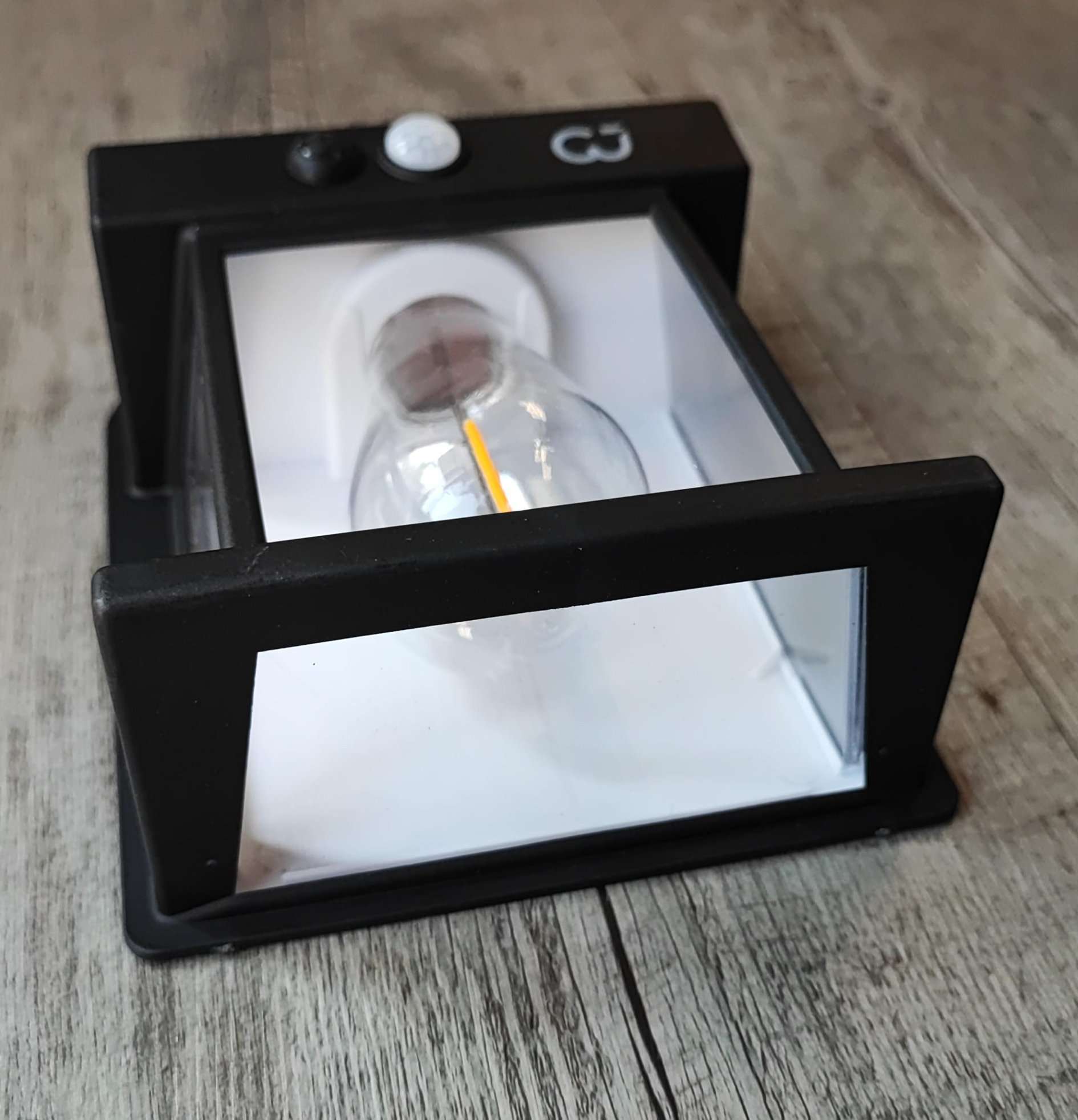 Solar Rechargeable Interaction Wall Lamp - Eco-Friendly and Interactive Lighting Solution - Electromann SA