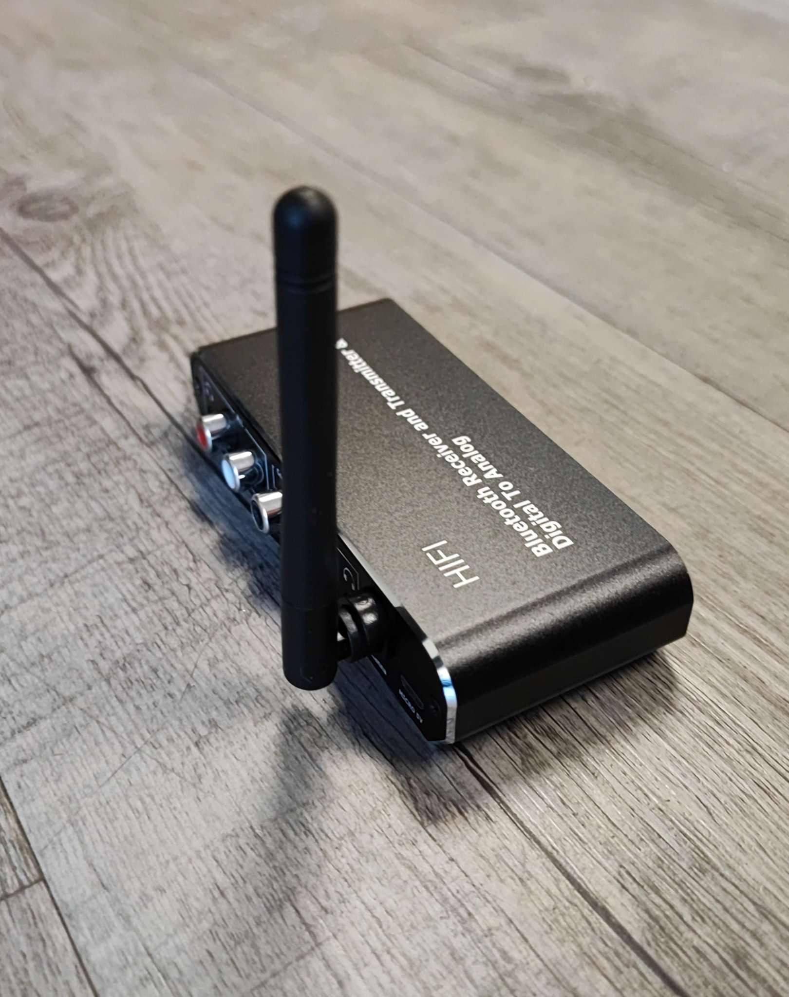 D09 Wireless Bluetooth Receiver/Transmitter and Digital to Analog Converter - Stream Music Wirelessly & Enhance Audio Quality - Electromann SA