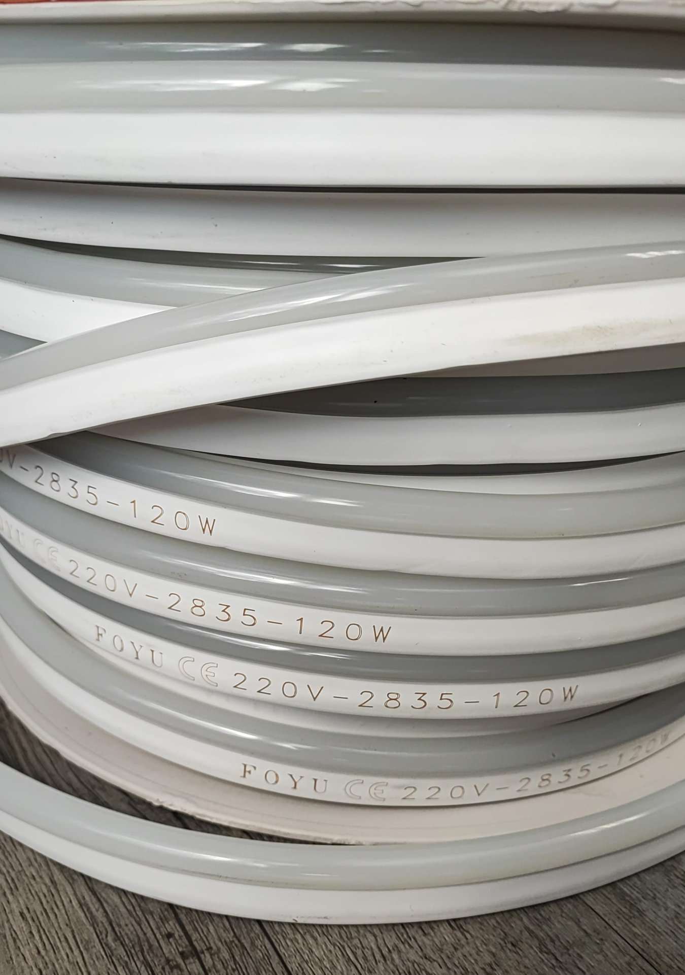 FOYU 50m Heavy Duty Neon Flexible SMD2835 Led Chip LED Weatherproof Rope Light Strip Roll - Electromann SA