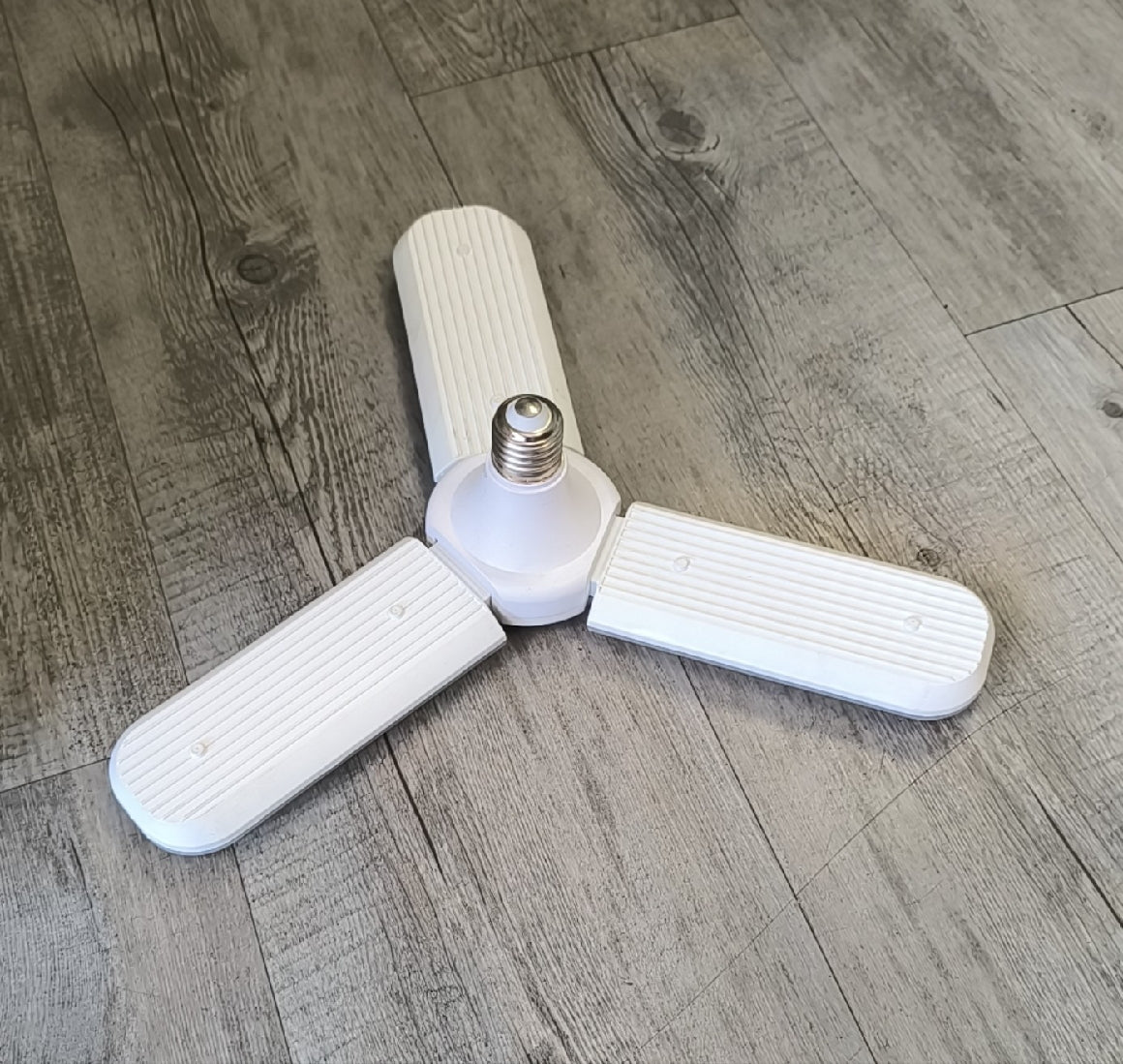 Energy-Efficient 36w 6500k AC220v Fan Blade Type Deformable LED Bulb - Electromann SA