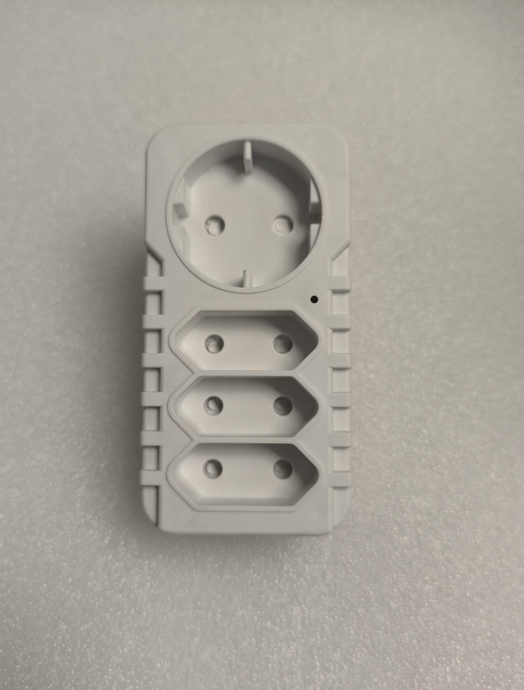 REDISSON R-38 220v Multi-Plug Adapter (10007702) - Electromann SA